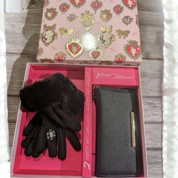 🪷 NIB Betsey Johnson Cameo Gloves & Wristlet Gift Set - Picture 7 of 15